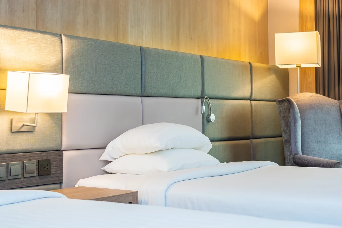 Elegantná postel s čalúnenými panelmi - Nádherný spoj pohodlia a štýlu